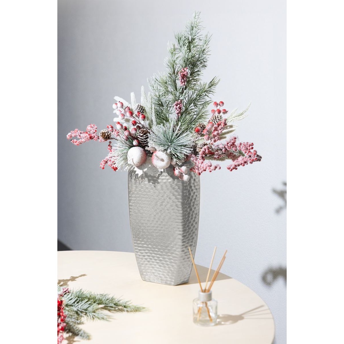 Crenguță decorativă MagicHome, 34 cm, înzăpezită cu conuri și fructe de măceș — imagine ilustrativă